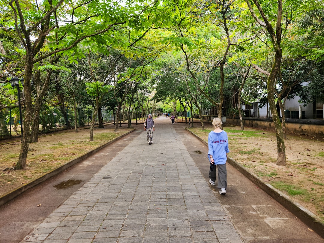 Entspannte Seniorin genießt einen Spaziergang in der Natur